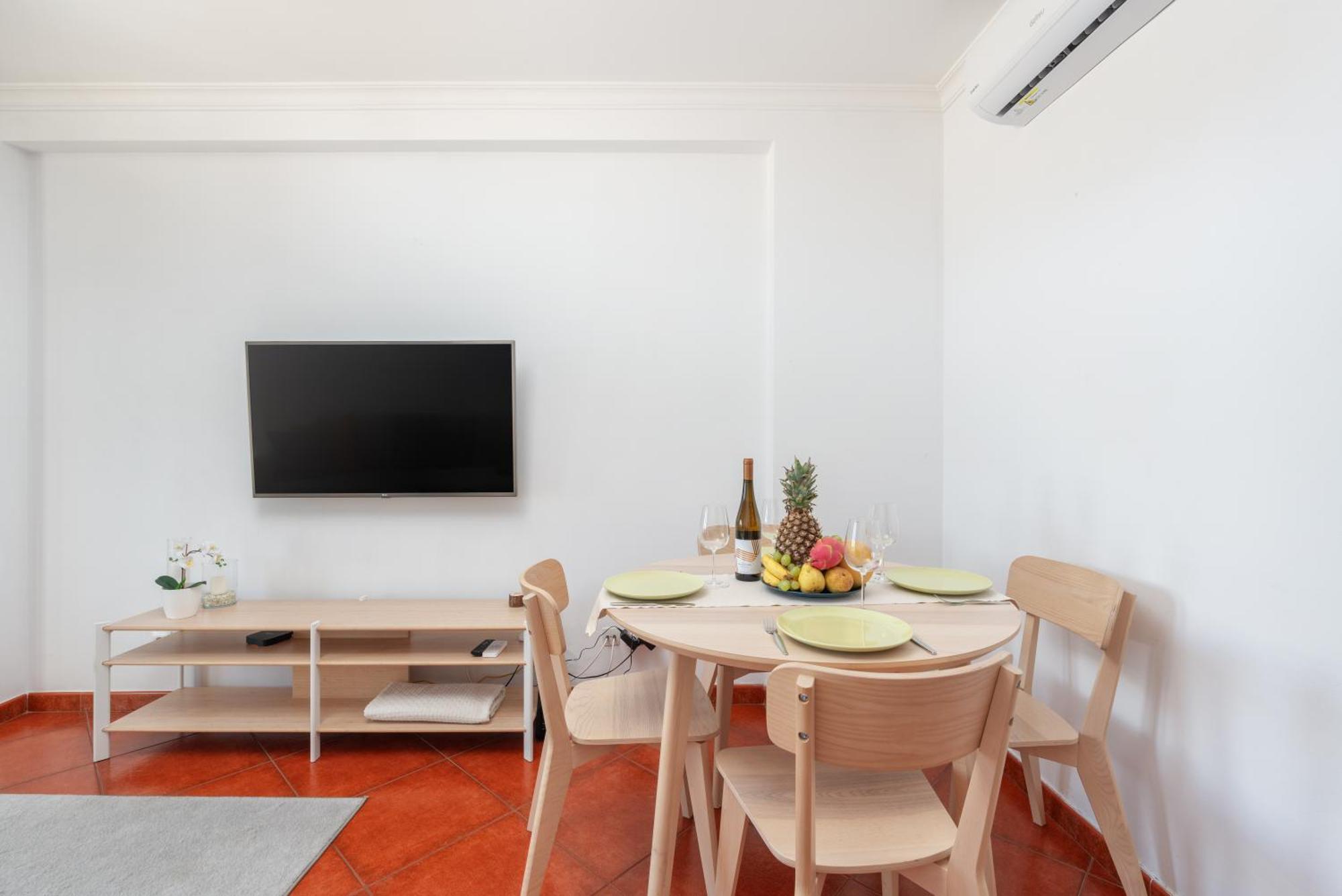 Appartement Homes With Cozy Terrace & 2 Swimming Pools Near The Heart *