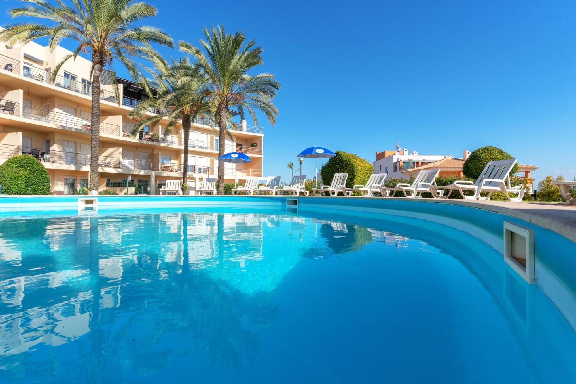Appartement Homes With Cozy Terrace & 2 Swimming Pools Near The Heart *