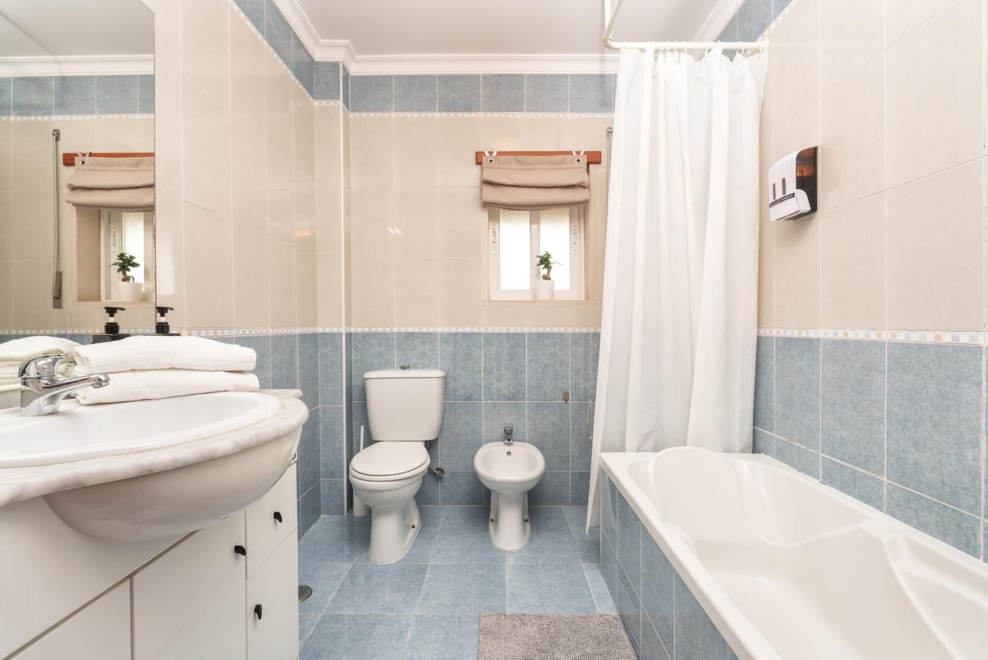 Appartement Homes With Cozy Terrace & 2 Swimming Pools Near The Heart *