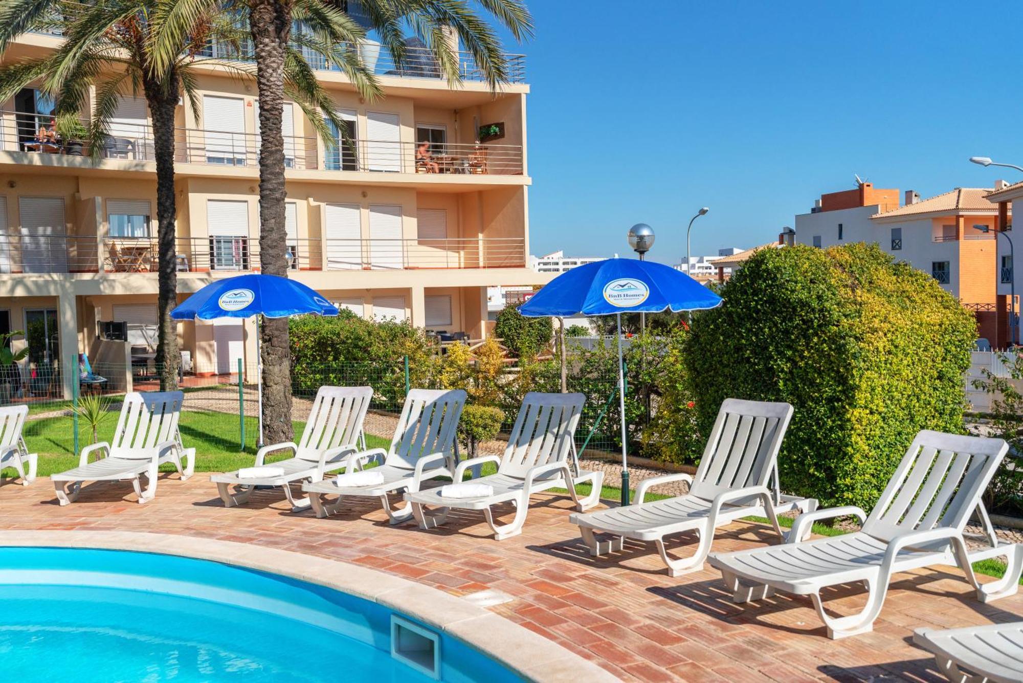 Homes With Cozy Terrace & 2 Swimming Pools Near The Heart Apartment