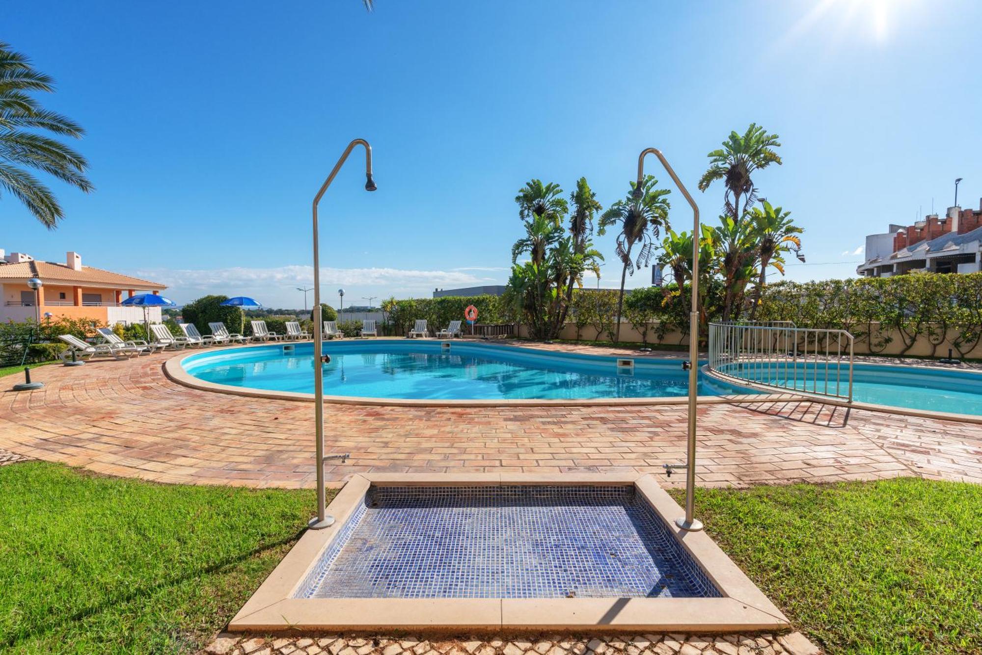 Homes With Cozy Terrace & 2 Swimming Pools Near The Heart Apartment *