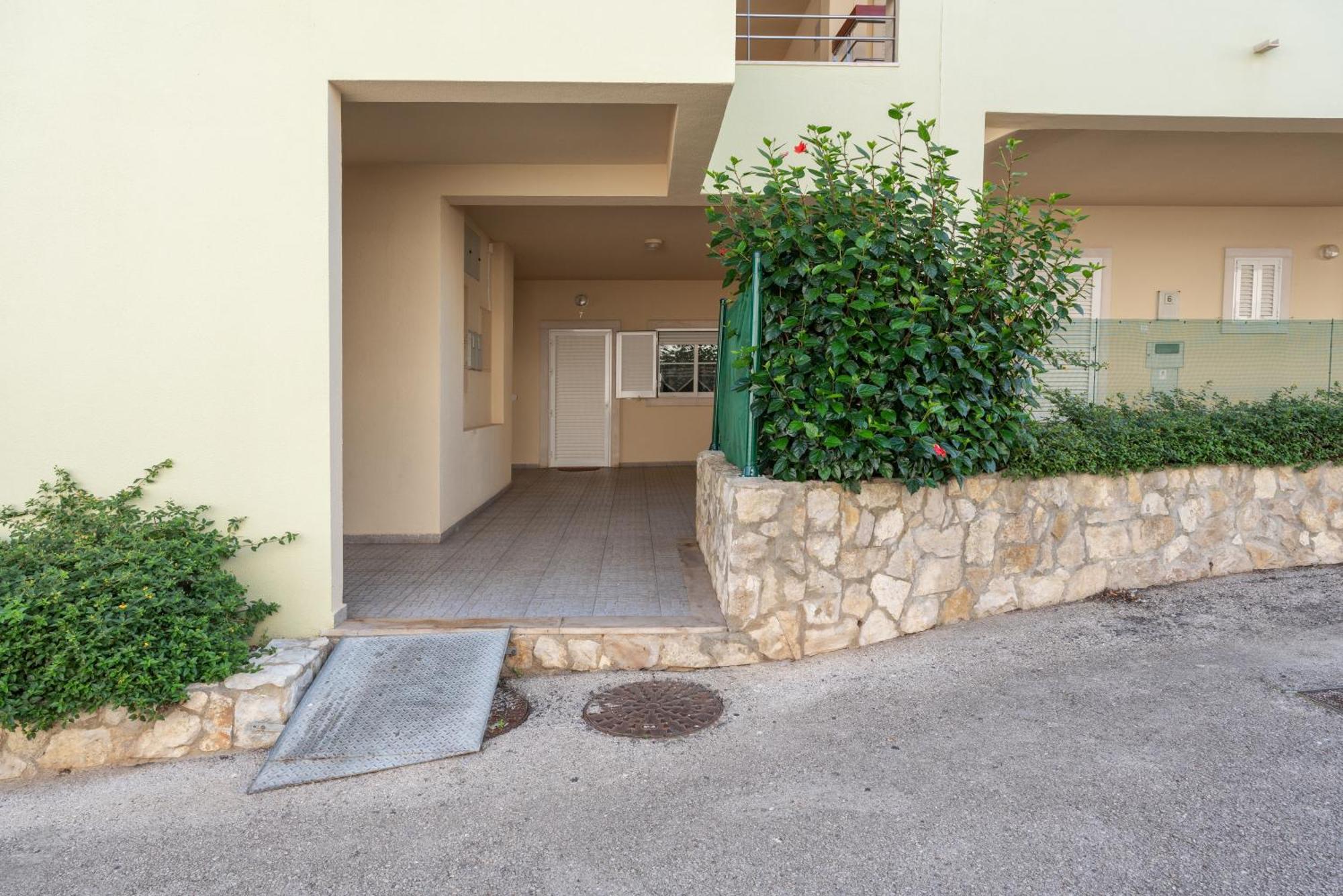 Apartment Homes With Cozy Terrace & 2 Swimming Pools Near The Heart *