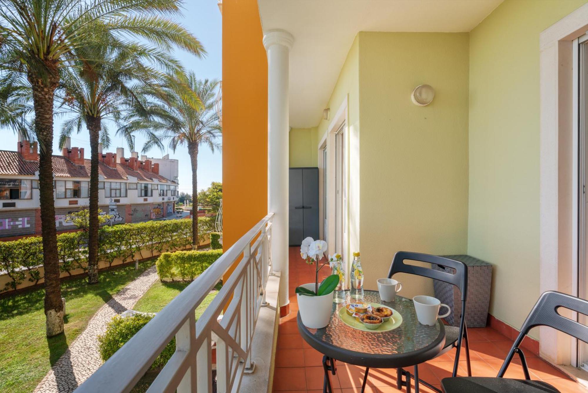 Homes With Cozy Terrace & 2 Swimming Pools Near The Heart